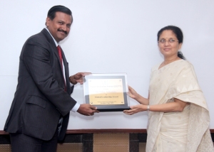 DR-UDAY-SALUNKHEGROUP-DIRECTOR-WeSchool-FELICITATED-BY-JAYA-ROW-AT-A-FUNCTION-ON-TEACHERS-DAY